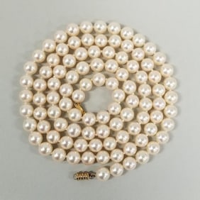 33" strand cultured pearl necklace w/ 18K gold clasp 7.5mm to 8mm pearls