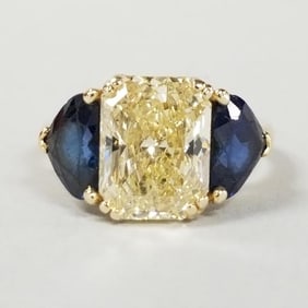 4.5 ct natural yellow diamond & 18K gold ring set with 2 heart shaped sapphires - GIA Cert.