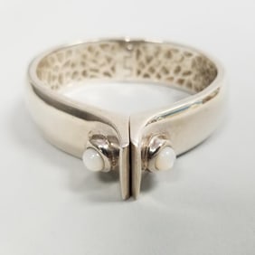 Kara Ross sterling silver & mother of pearl hinged snap bangle bracelet: 60g, 2 3/8" int diam, 3/4"W