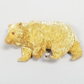 18K gold bear pin set with diamonds: 20.1g 1 3/4"L