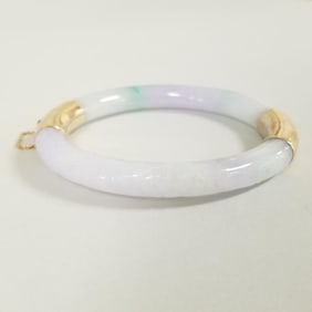 14k gold & carved jade hinged bangle bracelet: 48.3g, 7 3/4" interior circumference- 1/4"W