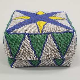Star motif beaded woven basket w/ lid- 3"H 5 1/2"W
