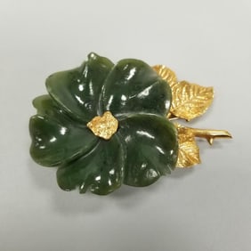 Large 10K gold & jade brooch: 31.7 grams, 2 3/4"L