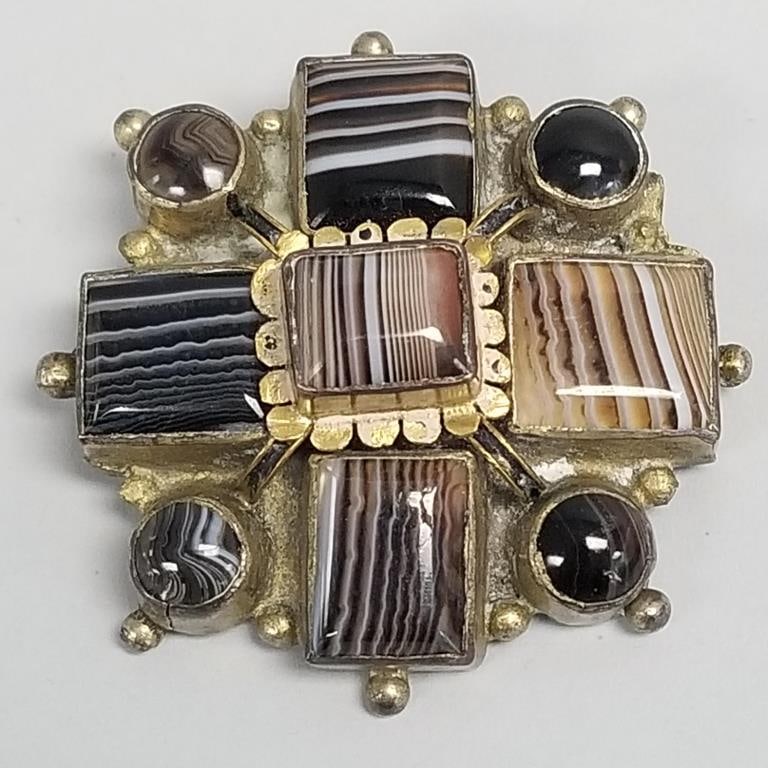 Victorian banded agate gilt metal brooch: 1 7/8": Victorian banded agate gilt metal brooch: 1 7/8"