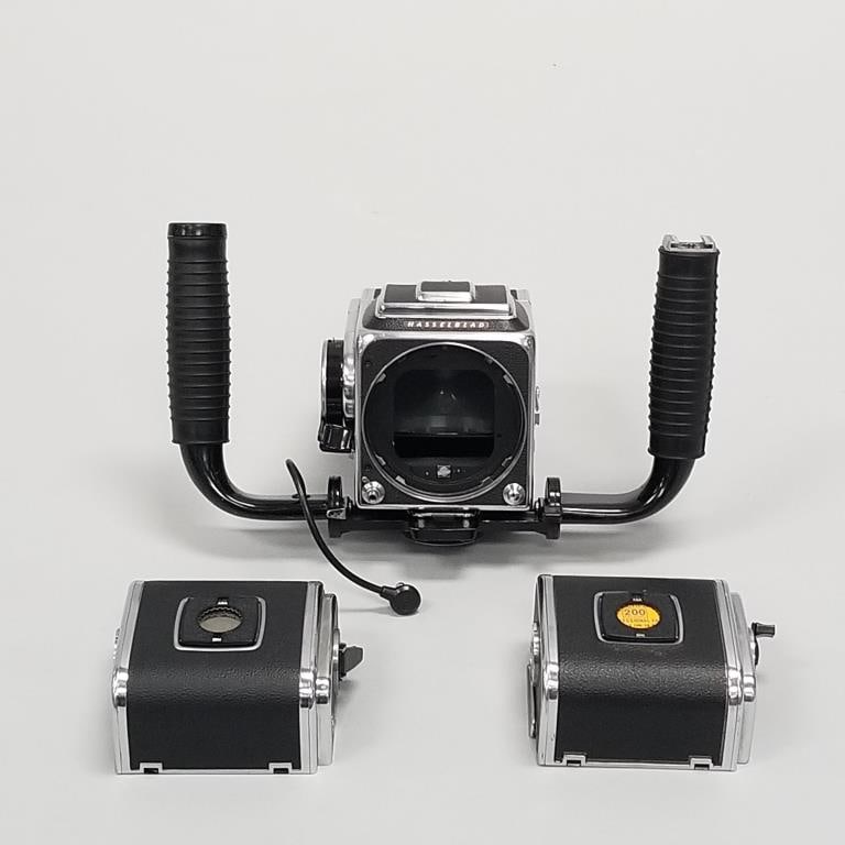 Hasselblad 500C camera body with 3 film holders (untested): Hasselblad 500C camera body with 3 film holders (untested)
