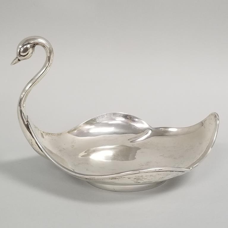 Mexico sterling silver Swan centerpiece bowl- 20 toz; 6 3/4"H 9 3/4"L 7 1/2"W: Mexico sterling silver Swan centerpiece bowl- 20 toz; 6 3/4"H 9 3/4"L 7 1/2"W