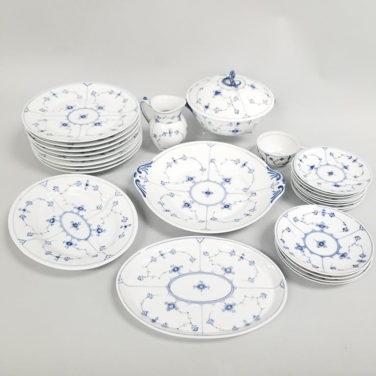 25 pcs Royal Copenhagen Blue Flute china & 1 B & G Seahorse covered tureen incl 8 3/4" plates, 11" (1 of 20)