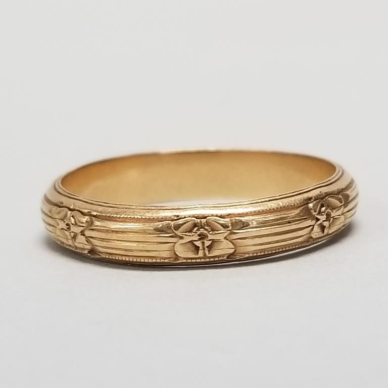 14K gold floral engraved band- 4.3g; size 10 1/4: 14K gold floral engraved band- 4.3g; size 10 1/4