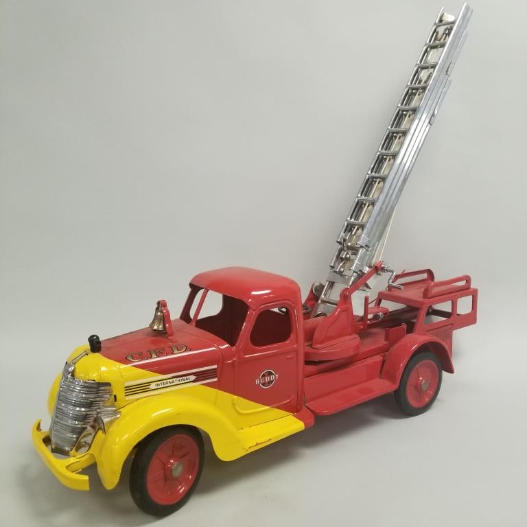 Vintage Buddy L aerial ladder truck- International Cab (professionally restored) 9 3/4"H 41"L 9"W (1 of 20)