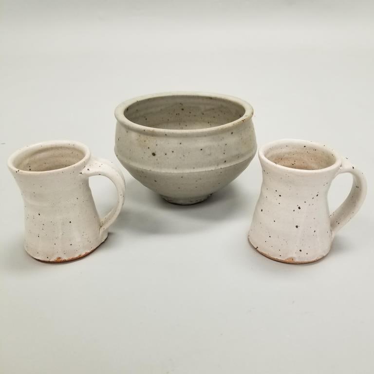 3 Warren MacKenzie pieces: bowl- 4 1/2"H 7"D & 2 handled cups- 4"H 4 1/4"D (not stamped): 3 Warren MacKenzie pieces: bowl- 4 1/2"H 7"D & 2 handled cups- 4"H 4 1/4"D (not stamped)