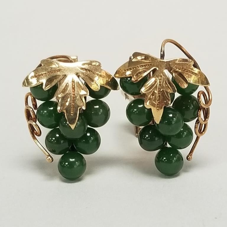 Pair 14k gold & jade grape design cufflinks- 11 grams, 7/8"L: Pair 14k gold & jade grape design cufflinks- 11 grams, 7/8"L