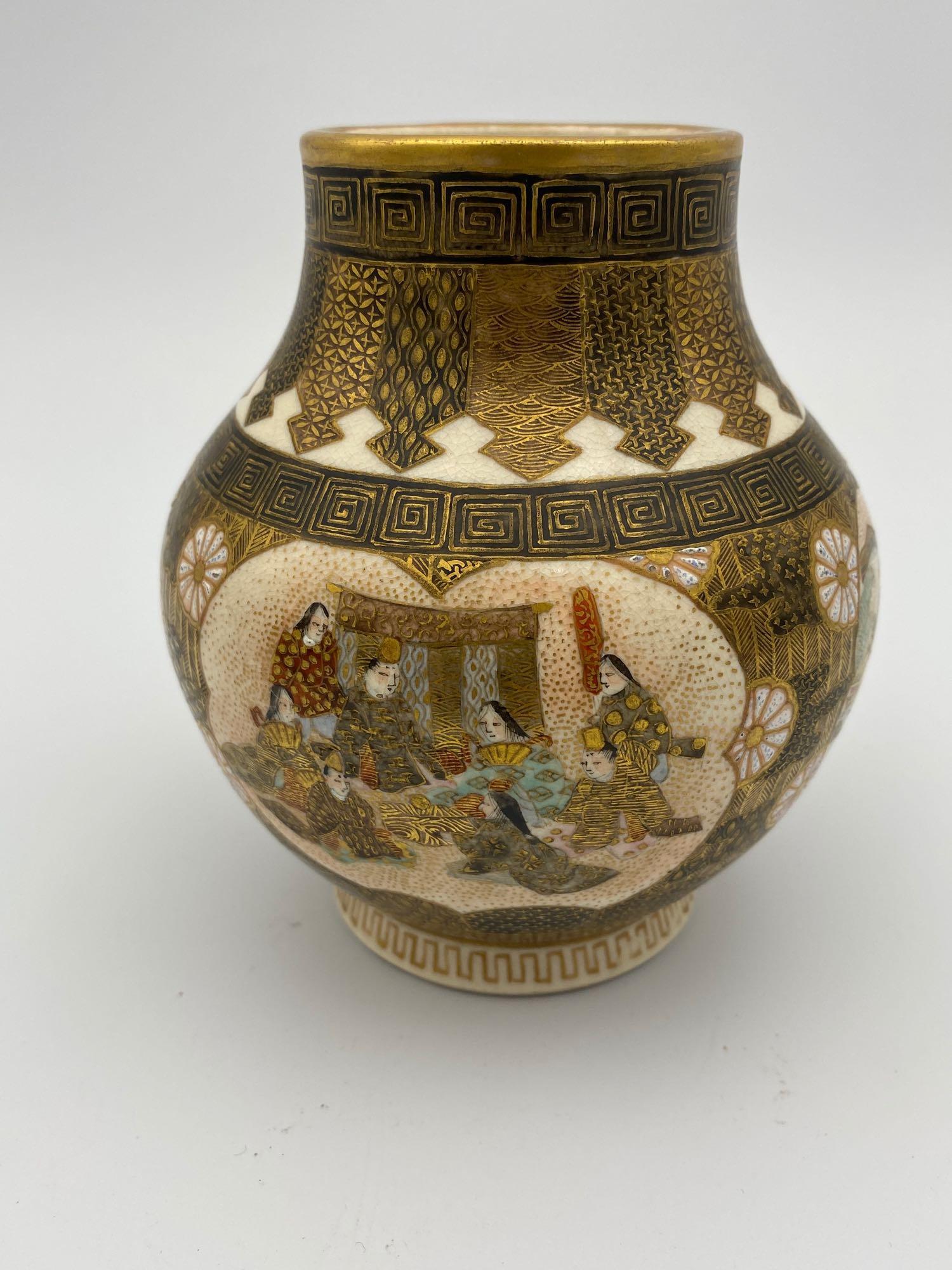 Small Japanese Satsuma Vase (1 of 8)