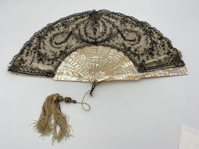 19th c Mother of Pearl and Lace Folding Fan (1 of 4)