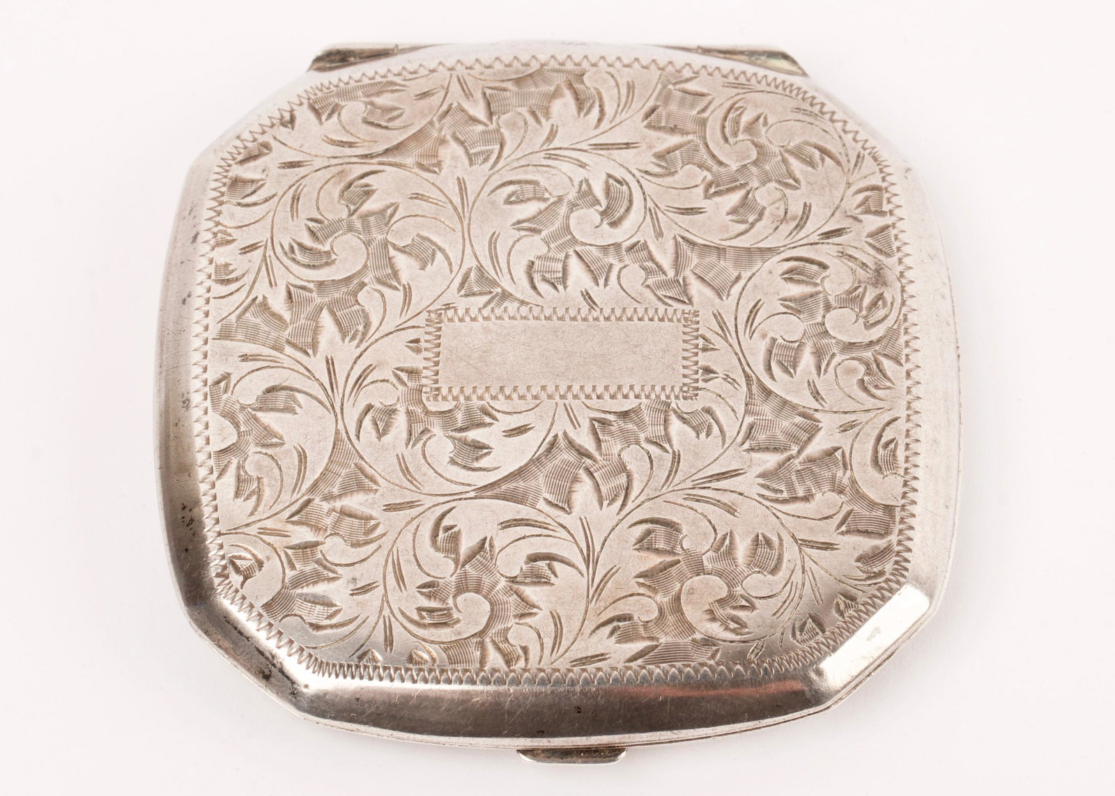950 Silver Ladies Powder Case: 950 Silver Ladies Powder Case Weight 74.5g, Size 7½ x 7½cm