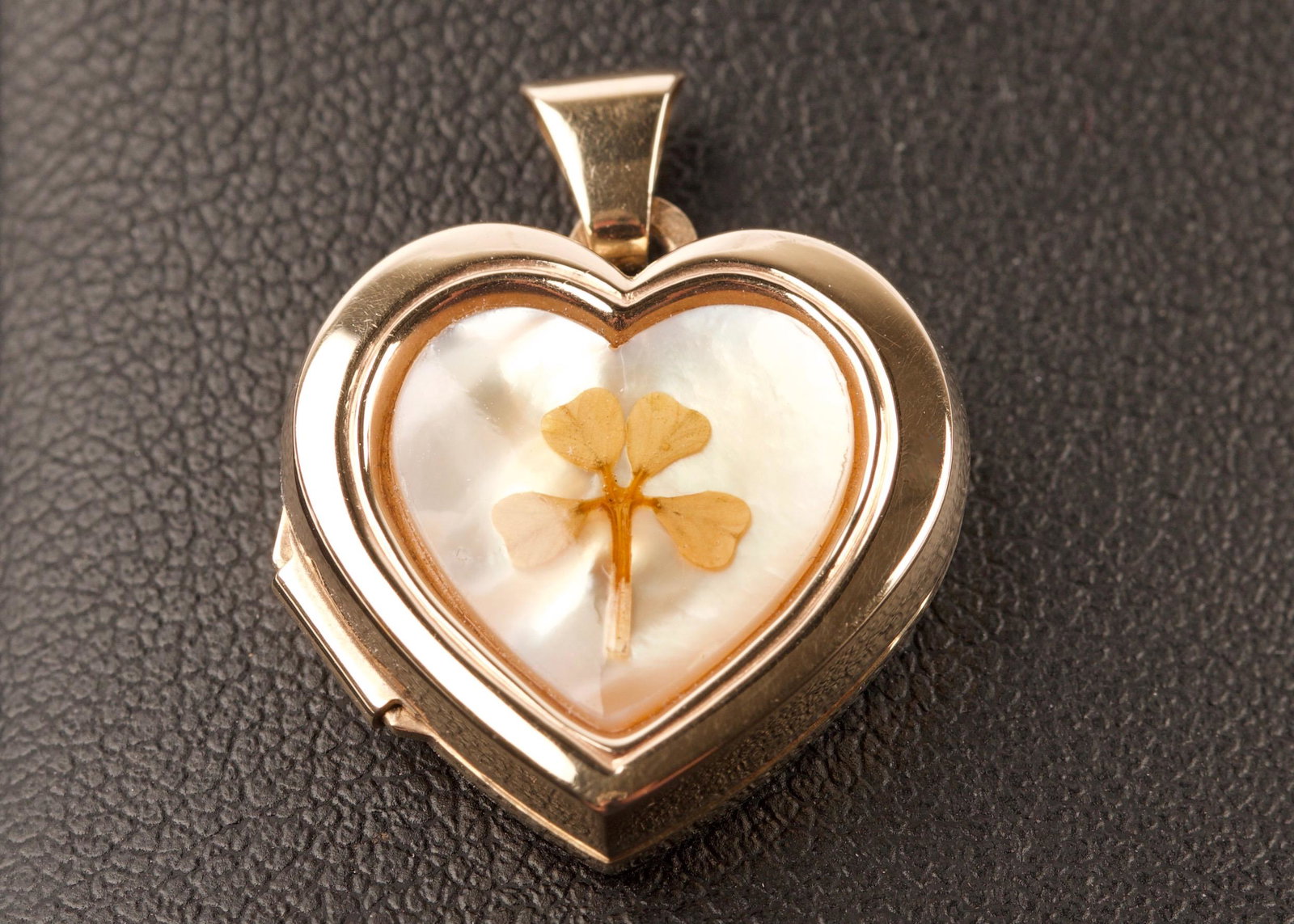 Gold Four Leaf Clover Locket: Gold Four Leaf Clover Locket Weight 2.3g