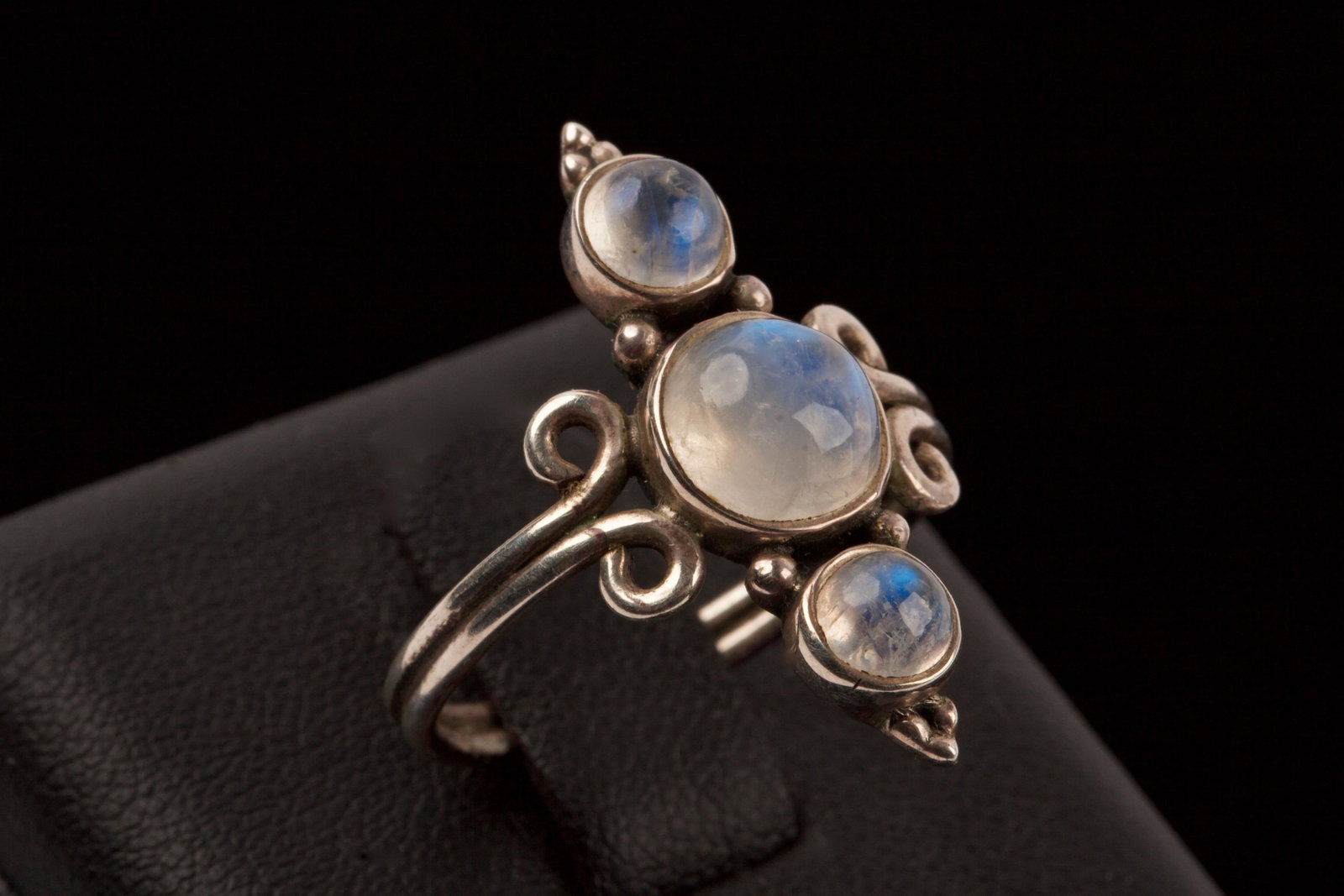 Sterling Silver & Moonstone Ring: Sterling Silver & Moonstone Ring Weight 4g, Size T¾, 9¾