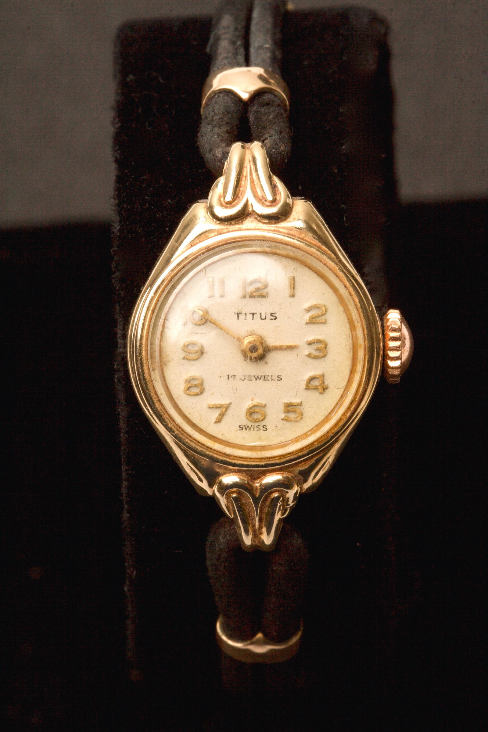 Vintage Titus 14K Yellow Gold Ladies Wristwatch: Vintage Titus Ladies Wristwatch 14K Yellow Gold. 17 Jewel Swiss Quantity: 1 Condition: Not Working Materials: 14k Gold Item location: NSW, Australia Shipping: In-house shippi