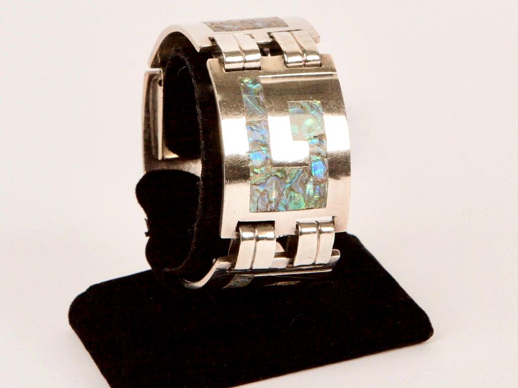 Mexican Sterling Silver & Mother Of Pearl Bracelet: Mexican Sterling Silver & Mother Of Pearl Inlayed Bracelet Weight 92.7g Quantity: 1 Condition: Good Weight: 92.7g Materials: 25879 25825 Item location: NSW, Australia Shippi