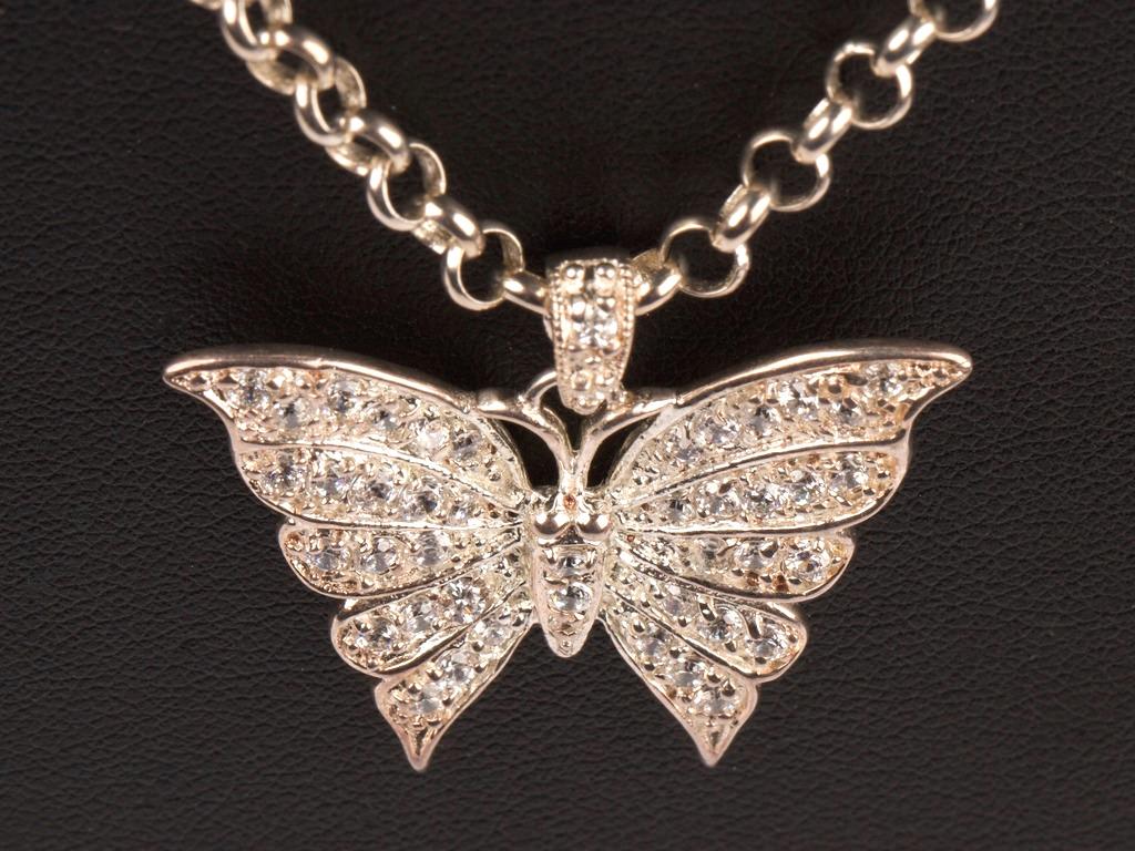 Italian Sterling Silver Necklace and Butterfly Pendant: Italian Sterling Silver Necklace and Butterfly Pendant Weight 17.8g, Length 59cm Quantity: 1 Condition: Good Dimensions: x 59 x cm Weight: 17.8g Materials: 25879 Item locati