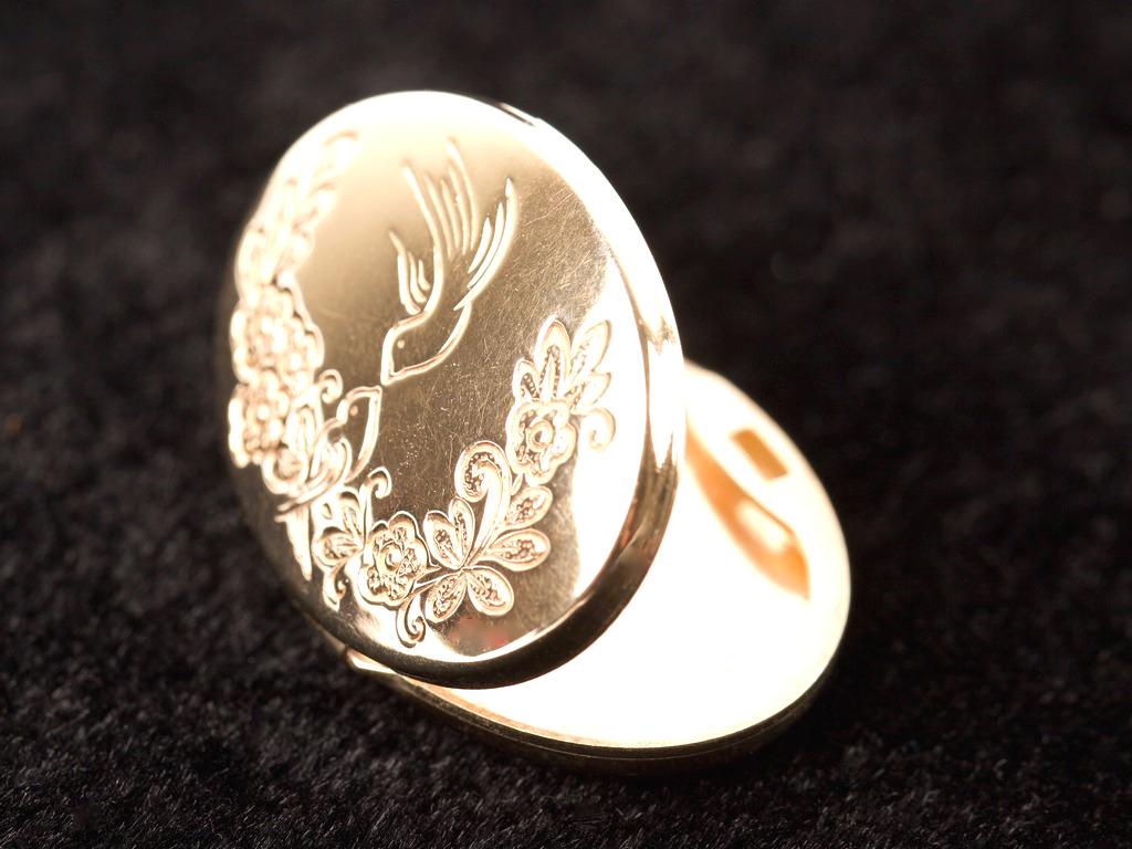9K Gold Bird Design Locket: 9K Gold Bird Design Locket Weight 3.3g Quantity: 1 Condition: Good Weight: 3.3g Materials: 25788 Item location: NSW, Australia Shipping: In-house shipping available (+5%
