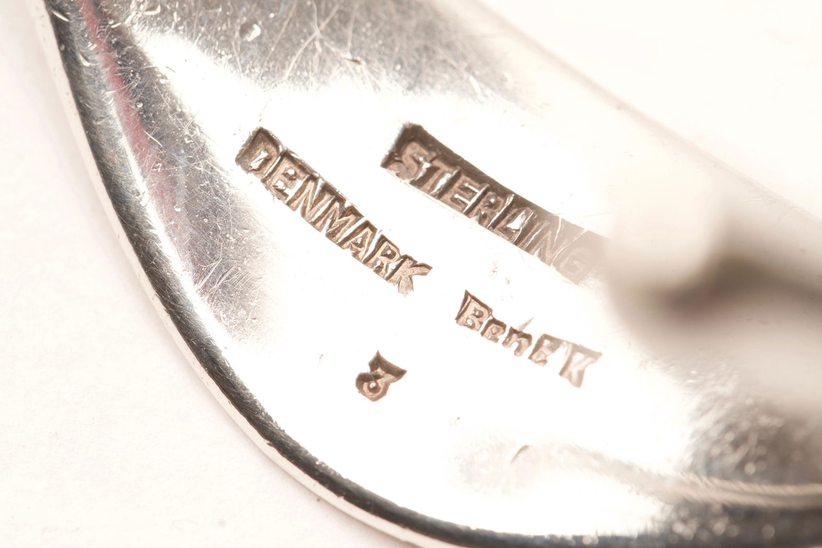 Bent Knudsen Vintage Sterling Silver Designer Bangle: Sterling Silver Bangle from Danish Designer Bent Knudsen (Bent K), Signed "Bent K" 3 STERLING DENMARK Weight 31.7g Quantity: 1 Condition: Good - Few minor ScratchesWeight: 31.7g Materials: Sterl