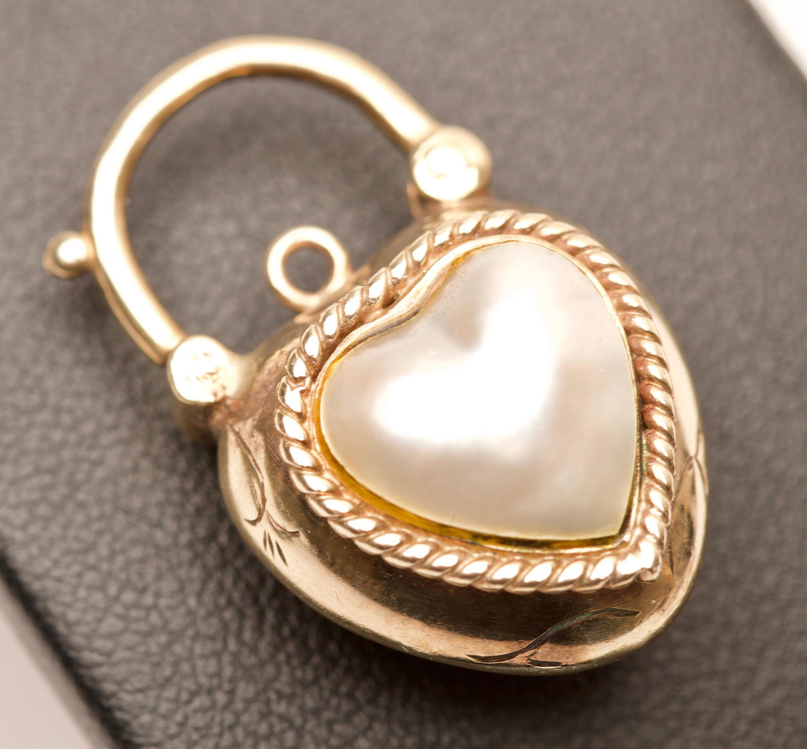 Tahitian Heart-Shaped Pearl Locket: Quantity: 1 Condition: Good Condition Weight: 6.8g or approximately 0.24oz Origin: Oceanic/Pacific Rim > Tahitian Materials: Pearl Item location: NSW, Australia Shipping: