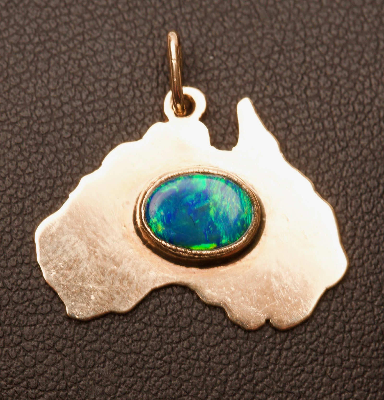 Australian Opal & 9K Rose Gold Pendant: Quantity: 1 Condition: Good Condition Weight: 2.3g or approximately 0.08oz Origin: Oceanic/Pacific Rim > Australian Materials: Opal | Rose Gold Item location: NSW, Australia S