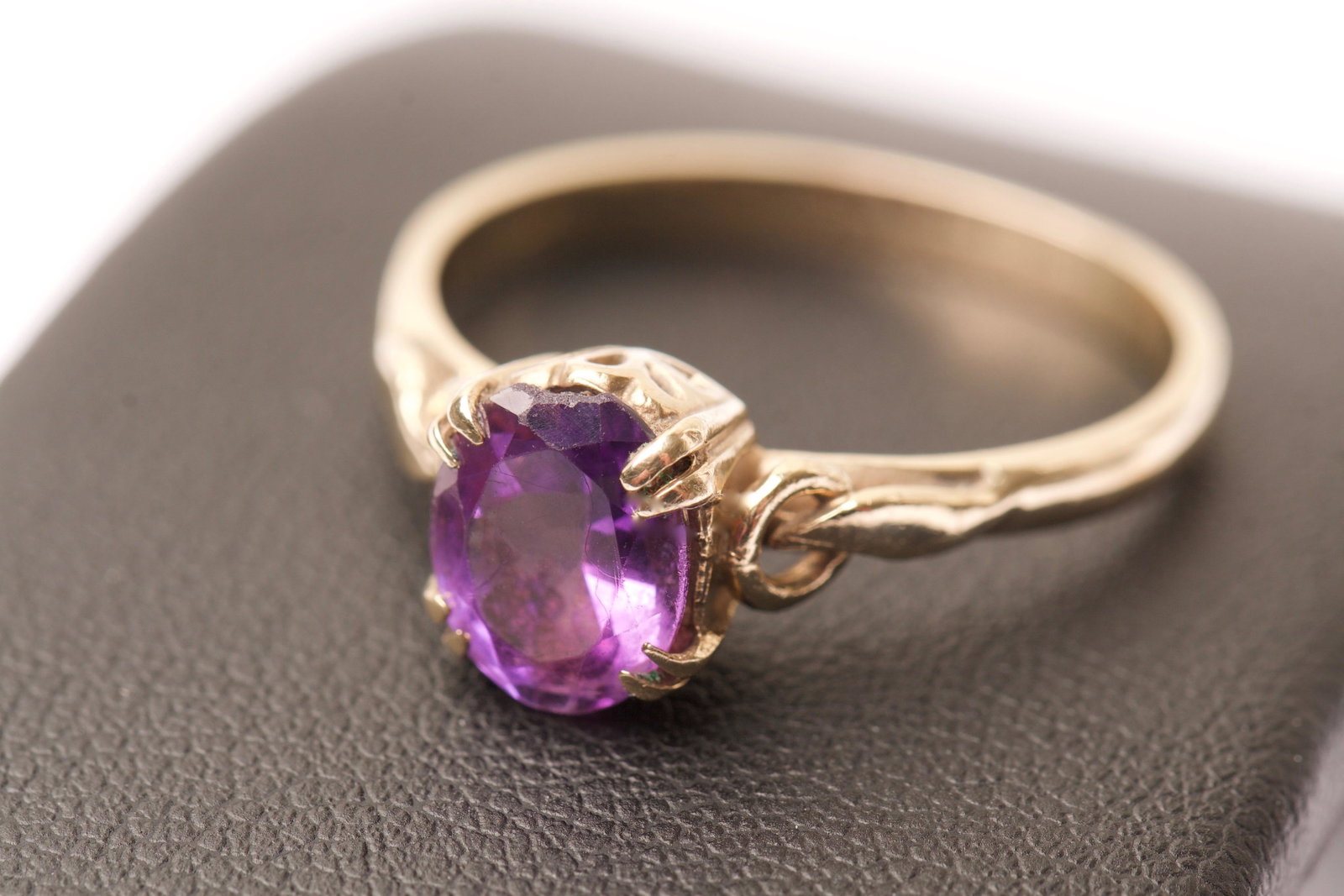 9K Yellow Gold & Amethyst Ring: Quantity: 1 Condition: Chip To Amyerst Materials: Yellow Gold | Amethyst Item location: NSW, Australia Shipping: In-house shipping available (+5%)