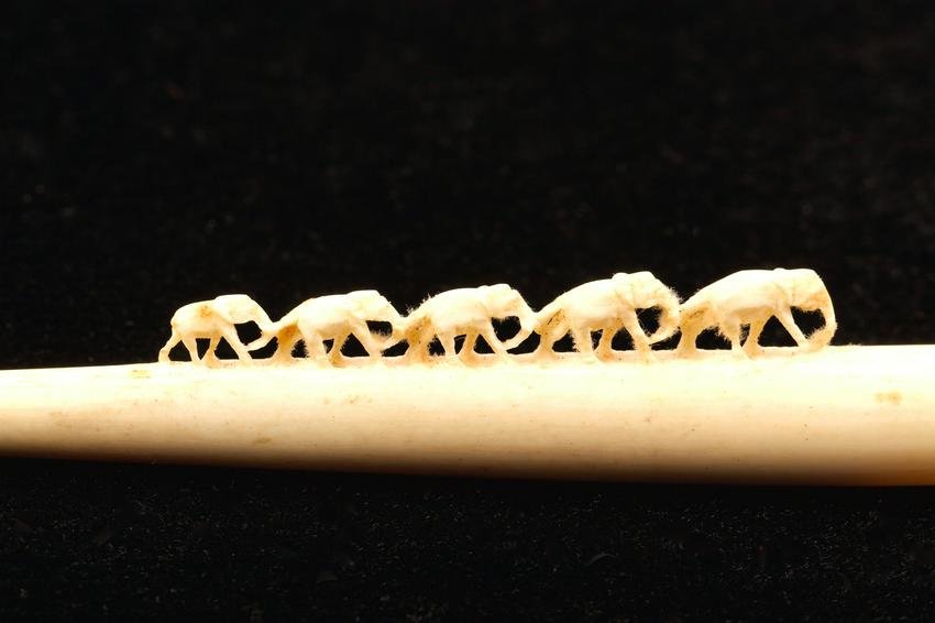 Vintage Bone Cigarette Holder: Vintage Bone Cigarette Holder with Elephant Motif Quantity: 1 Condition: Good Materials: Bone Item location: NSW, Australia Shipping: In-house shipping available (+5%)