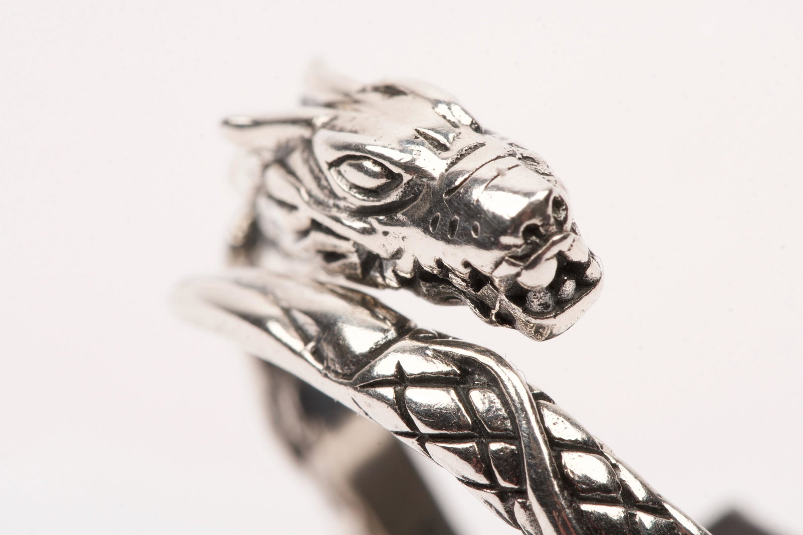 Sterling Silver Dragon Motif Ring: Size Adjustable Quantity: 1 Condition: Good Condition Weight: 6.1g or approximately 0.22oz Item location: NSW, Australia Shipping:In-house shipping available (+5%)