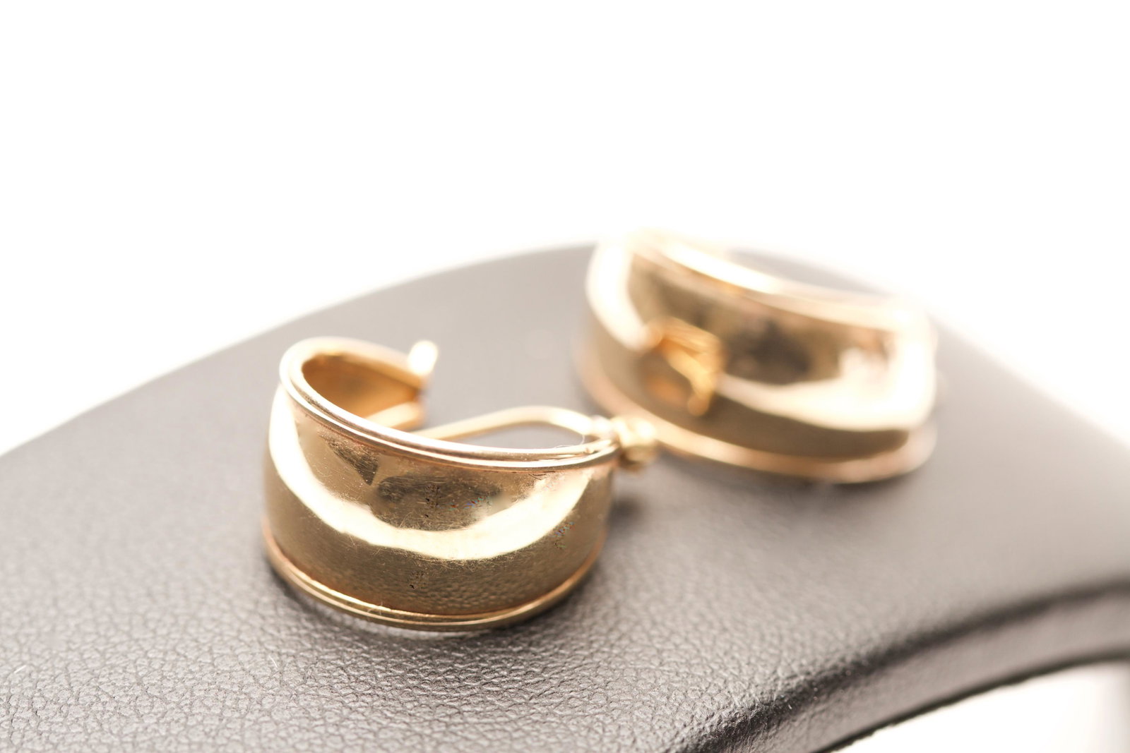14K GOLD Earrings: Quantity: 2 Condition: Fair Weight: 2g or approximately 0.07oz Materials: 14k Gold Item location: NSW, Australia Shipping: In-house shipping available (+5%)