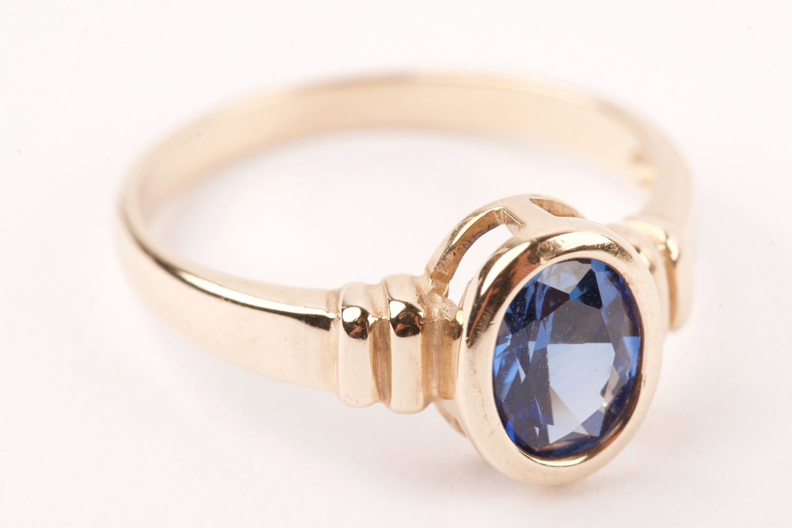 9K Yellow GOLD & Blue Sapphire Ring: Quantity: 1 Condition: Good Weight: 2.7g or approximately 0.1oz Ring Sizing: 7 1/2 (US & Canada) P (UK & Australia 56 1/2 (France & Russia) 15 (Japan) 17 3/4 (Germany) 16 1/2 (Swiss) Insi