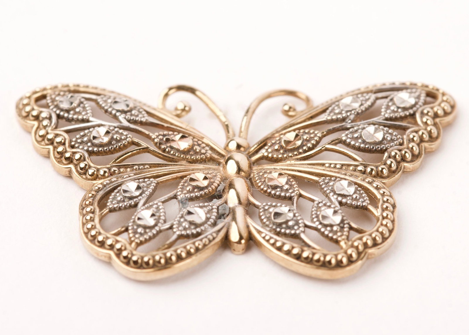 9K GOLD Butterfly: Quantity: 1 Condition: Good Weight: 1.2g or approximately 0.04oz Materials: Gold Item location: NSW, Australia Shipping: In-house shipping available (+5%)