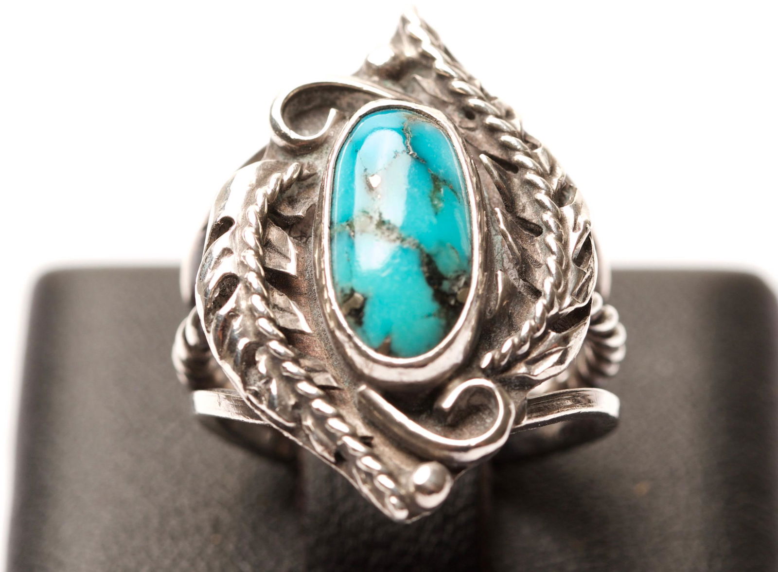 Vintage Native American Turquoise & Sterling SILVER Ring: Quantity: 1 Condition: Fair Weight: 6.7g or approximately 0.24oz Origin: American > North American > Native American Materials: Sterling Silver (.925) | Turquoise Item location: N