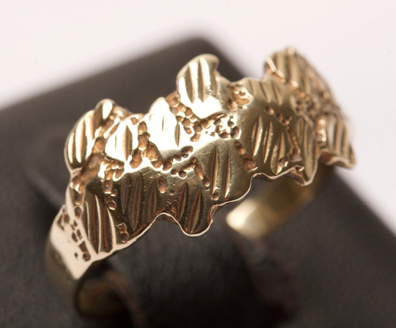 10K Gold Ring: Quantity: 1 Condition: Good Weight: 2.7g or approximately 0.1oz Materials: 10k Gold Item location: NSW, Australia Shipping: In-house shipping available (+5%)