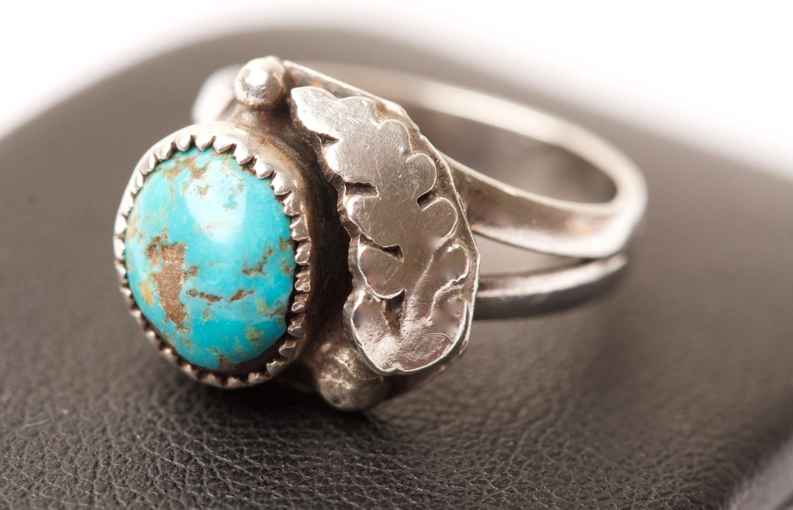 Vintage Navajo Sterling SILVER and Turquoise Ring: Quantity: 1 Condition: Good Weight: 4.5g or approximately 0.16oz Ring Sizing: 5 1/2 (US & Canada) L (UK & Australia 51 3/4 (France & Russia) 10 - 11 (Japan) 16 (Germany) 11 3/4 (Swiss) In