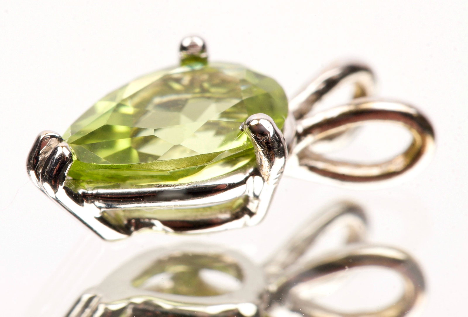 Peridot & 18K White GOLD Pendant: Quantity: 1 Condition: Good Weight: 1.2g or approximately 0.04oz Materials: 18k Gold | Peridot | White Gold Item location: NSW, Australia Shipping: In-house shipping available (