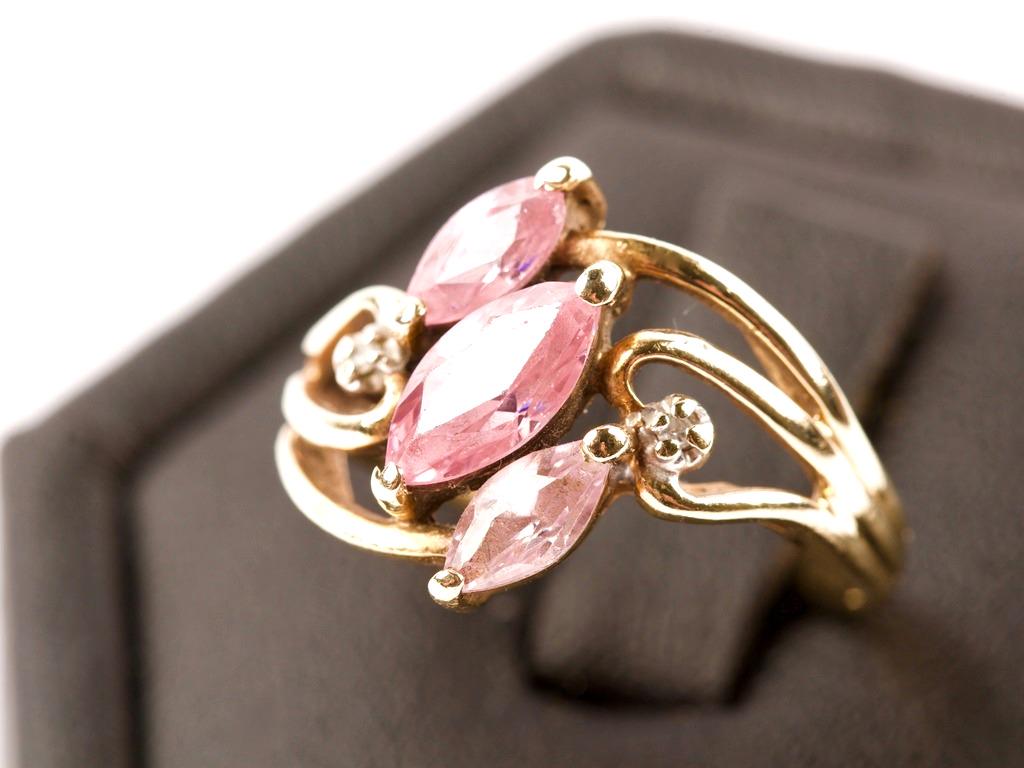 10K Yellow Gold Pink Cut Crystal & Diamond Ring: Quantity: 1 Condition: Good Weight: 2.8g or approximately 0.1oz Ring Sizing: 4 5/8 (US & Canada) J (UK & Australia 49 (France & Russia) 8 - 9 (Japan) 15 1/2 (Germany) 9 (Swiss) Inside Dia