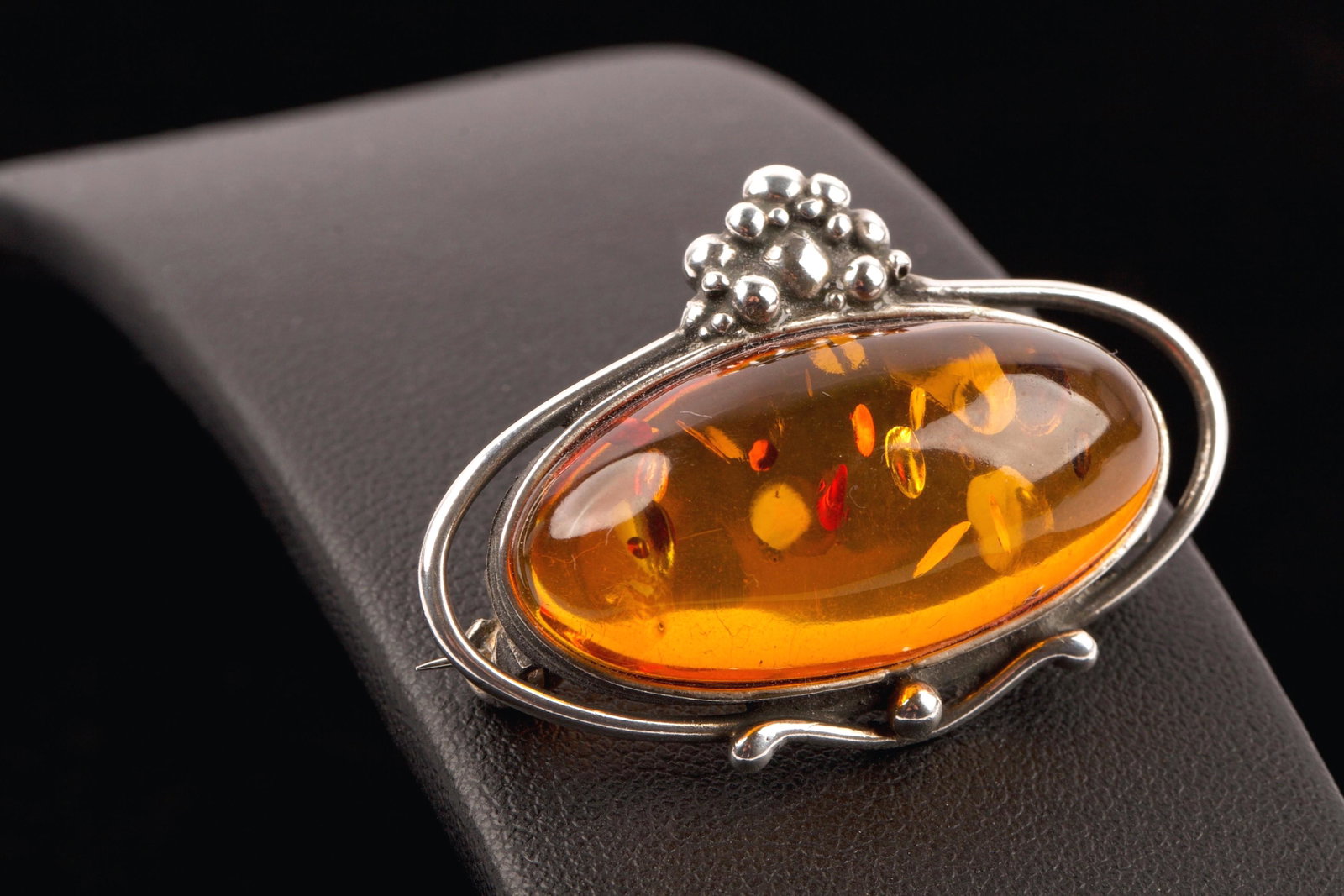 Amber & Sterling Silver Brooch: Amber & Sterling Silver Brooch Weight 8.6g Quantity: 1 Condition: Good Weight: 8.6g or approximately 0.3oz Materials: Amber | Sterling Silver (.925) Item location: