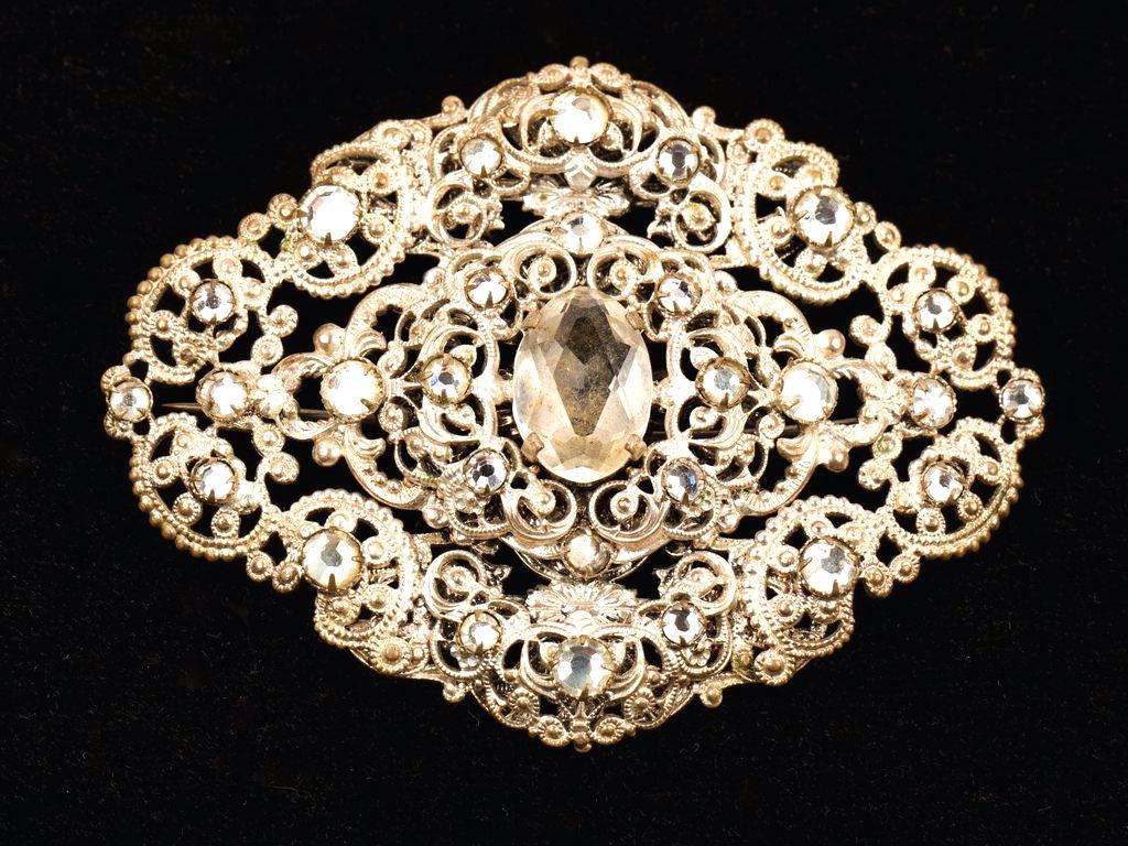 Czechoslovakian Paste Brooch: Stamped Made In Czechoslovakia Quantity: 1 Condition: Good Height: 5.5cm or approximately 2.17 inches Width: 7.5cm or approximately 2.95 inches Origin: European > Czech Mat