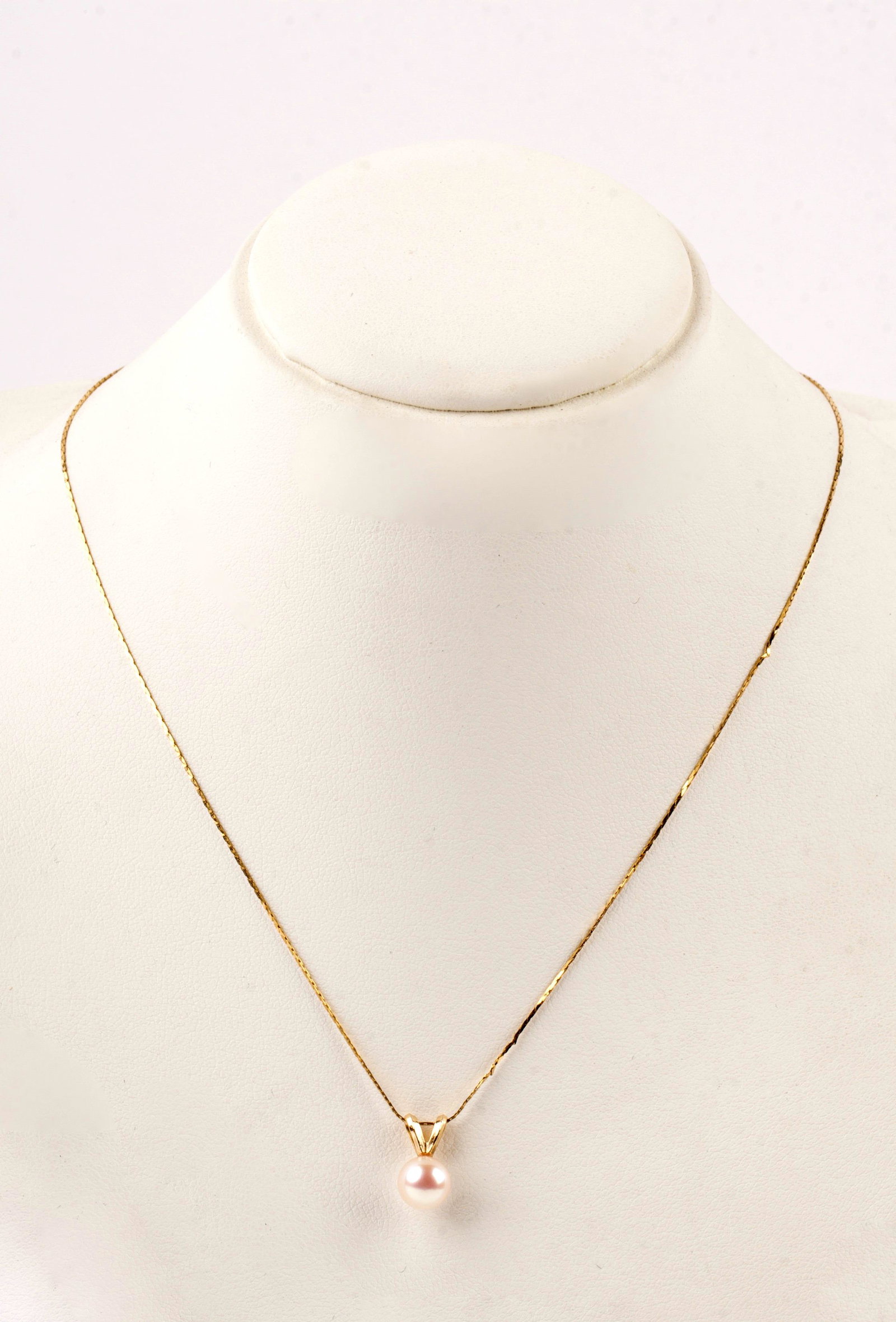 14K Yellow Gold & Pearl Pendant Necklace: Quantity: 1 Condition: Good Length: 37cm or approximately 14.57 inches Weight: 1.2g or approximately 0.04oz Materials: 14k Gold | Yellow Gold | Pearl Item location: NSW, Austral