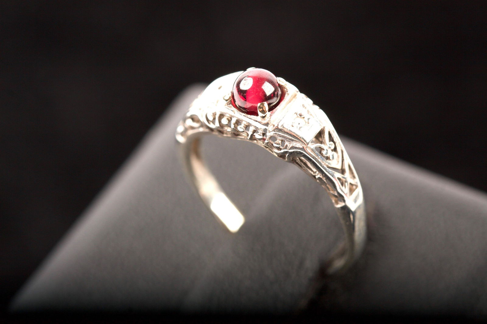 Vintage 9K White Gold & Cabochon Garnet Ring (1 of 2)