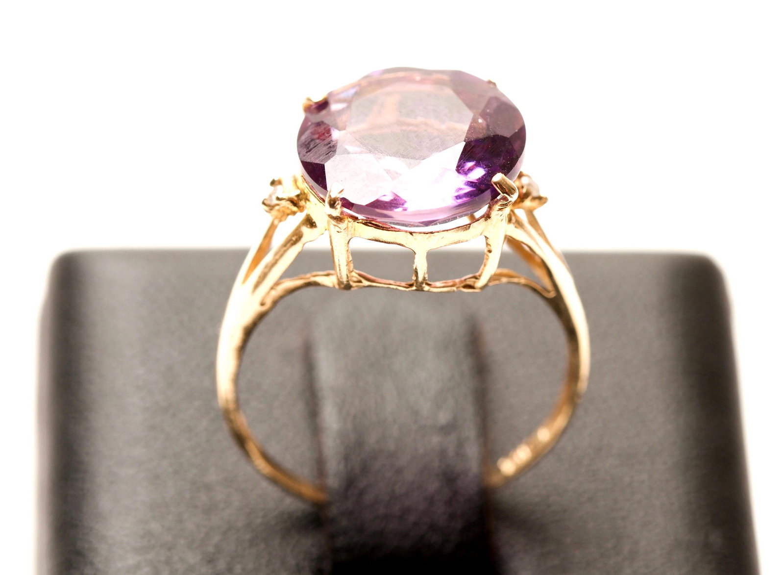 14K Yellow Gold & Amethyst Ring: Quantity: 1 Condition: Good Weight: 2.3g or approximately 0.08oz Ring Sizing: 6 3/4 (US & Canada) N 1/2 (UK & Australia 54 - 55 (France & Russia) 13 - 14 (Japan) 17 - 17 1/4 (Germany) 14 - 1