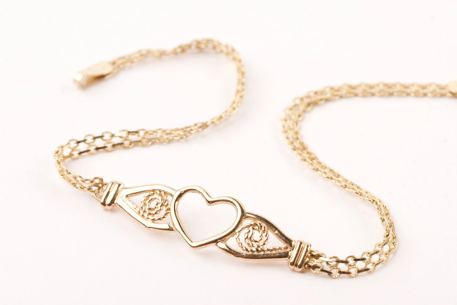 10K Yellow Gold Heart-Shaped Bracelet: Quantity: 1 Condition: Good Height: 18.5cm or approximately 7.28 inches Weight: 1.8g or approximately 0.06oz Materials: 10k Gold | Yellow Gold Item location: NSW, Australia