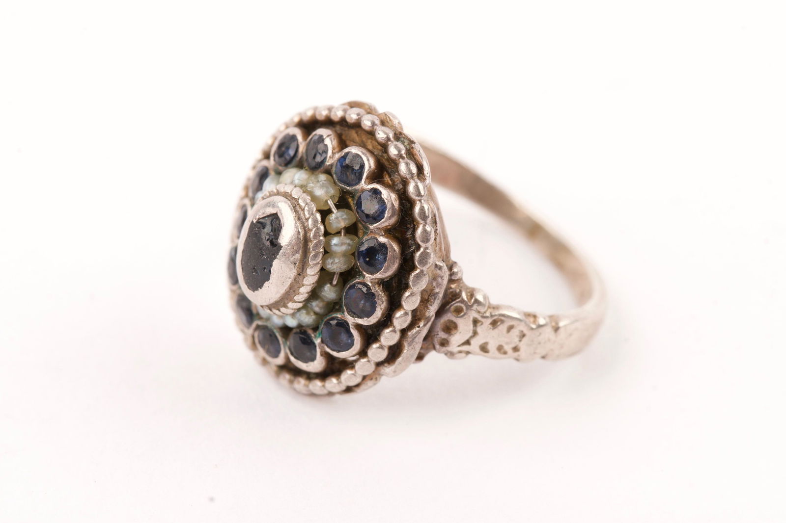 Vintage Sterling Silver Ring With Dark Blue Stones (1235) on Apr 30
