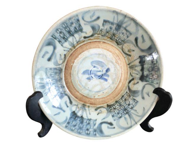 Antique Ming Dynasty Blue and White Provincial Plate: 11.25 diameter