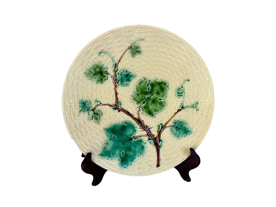 Sarreguemines French Majolica Plate: 9in diameter x .5in h