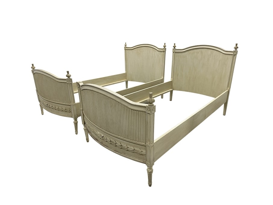 Antique Painted Louis XVI Style Twin Beds: Missing a bed post finial, see photos. 46.5in w x 80in l x 53in h