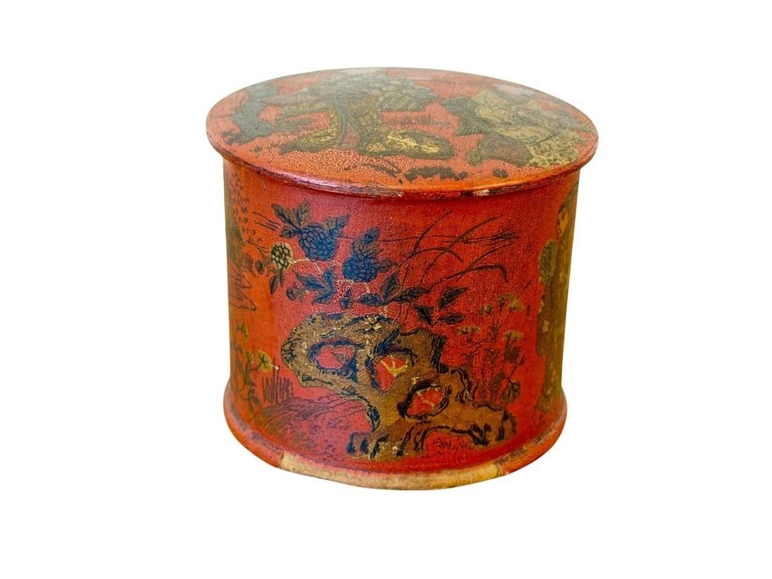 French Chinoiserie Powder Box: 3.5in w x 2.75in h