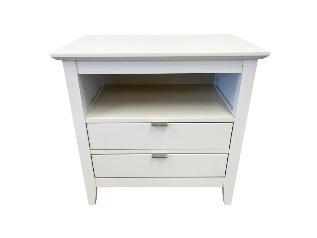 Vermont Tubbs White Nightstand: 28 in w x 17 in d x 28 in h